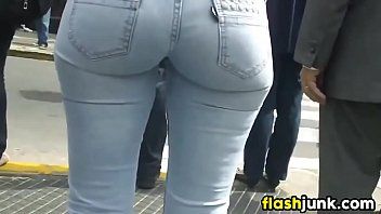 Ángel glamoroso con un gran trasero en jeans chica